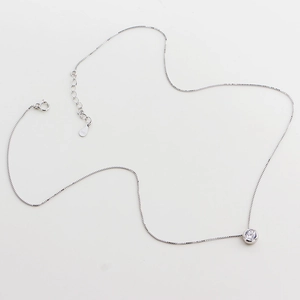 Dettaglio della chiusura a moschettone in argento s925 e della catena a maglia veneziana