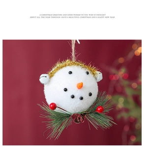 Dettaglio dell'ornamento a testa di pupazzo di neve con naso a carota e pigne decorative
