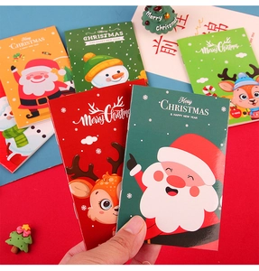Dettaglio di mini quaderni natalizi con Babbo Natale e renne per regali festivi