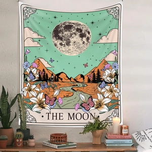 Dettaglio dell'arazzo tarocchi La Luna con cielo color menta e montagne arancioni