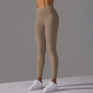 Vue latérale macro d'un legging de yoga taille haute montrant les coutures et la texture