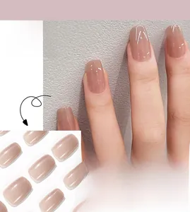 Primer plano de uñas postizas rosa nude cuadradas-ovales con acabado de brillo fino