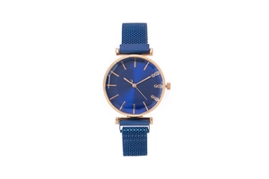 Vista detallada de un elegante reloj de cuarzo azul para mujer con correa de malla imán.