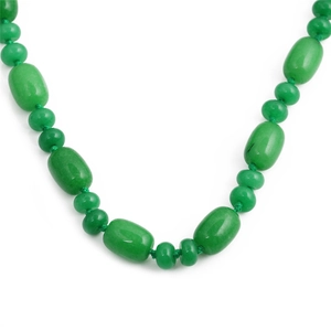 Détail des perles en œil de tigre vert et pierre ovale sur collier en cordon tressé