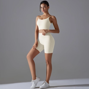 Dettaglio del set pantaloncini da yoga a vita alta e reggiseno sportivo in beige