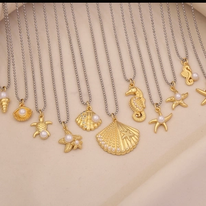 Goldene Meeresanhänger mit Schildkröten, Sternen und Perlen an silbernen Kugelketten