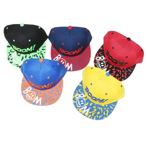 Draufsicht auf bunte Hip-Hop Snapback Caps mit BOOM-Stickerei und Graffiti-Mustern
