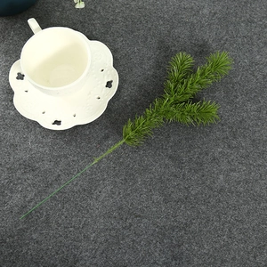 Gedetailleerde weergave van kunstmatige groene dennennaaldentakken voor kerst DIY decor