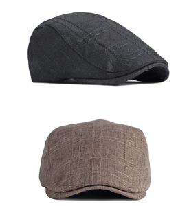 Détails des casquettes plates vintage noires et marron montrant la texture du tissu tissé