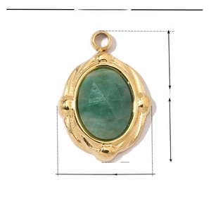 Détail macro du pendentif ovale en pierre naturelle verte avec dimensions acier doré