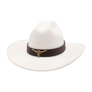 Détail d'un chapeau de cow-boy blanc avec bande en cuir marron et emblème tête de taureau