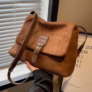 Elegante borsa a tracolla in pelle smerigliata marrone con patta e texture minimal