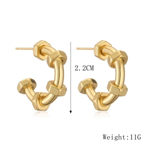 Detail shot of 18K gold plated hoop earrings with dimensions 2.2CM and weight 11G