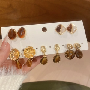 Détail d'un lot de 6 paires de boucles d'oreilles vintage en résine ambre et or