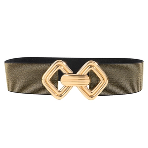 Détail de la boucle losange dorée sur une ceinture élastique noire pour robe de femme