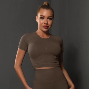 Détail du tissu en maille sans couture extensible du haut court et du legging marron foncé