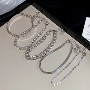 Vue détaillée d'un ensemble de cinq bracelets argentés avec strass en cristal