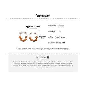 Vue détaillée des boucles d'oreilles rétro avec tiges en argent et cuivre