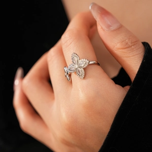 Gros plan d'une bague trèfle en argent avec zircons marquise sur la main d'un mannequin