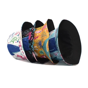 Cappelli alla pescara con stampe marine in bianco, nero, giallo e blu scuro per il sole