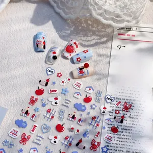 Nahaufnahme von geprägten Nageltattoo-Sticks mit süßen Hunden und Knochen-Motiven