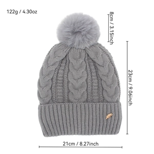 Bonnet en tricot doublé polaire avec pompon en fausse fourrure et pendentif doré
