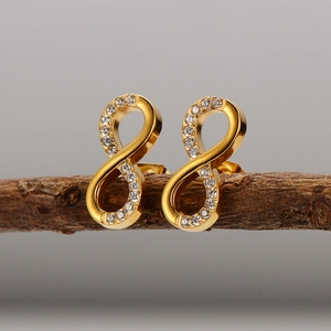 Boucles d'oreilles signe infini dorées avec cristaux brillants sur branche en bois