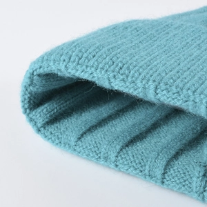 Dicke cyanfarbene Strickmütze mit weicher Mohair-Textur für Winterwärme und Outdoor-Stil