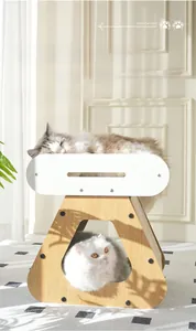 Dettaglio della cuccia per gatti a due livelli in legno con rifugio e piano superiore