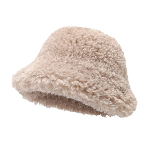 Cappello alla pescatora in ecopelliccia beige per donna con design invernale caldo