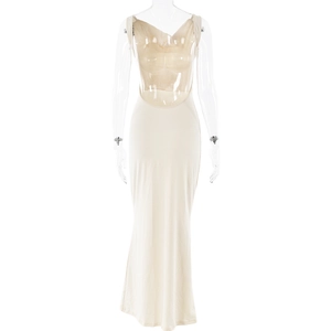 Makroaufnahme von rückenfreiem beigem Maxikleid mit glattem Stoff und schmaler Passform