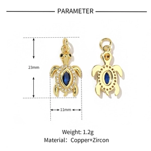 Détails face et dos d'un pendentif tortue dorée de 23mm avec zircon bleu et dimensions