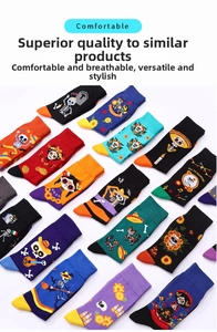 Detailansicht der Tag der Toten Socken mit bunten Totenkopf- und Gitarrenmustern
