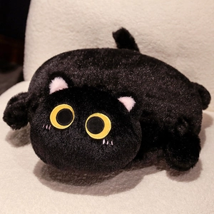 Détail d'une housse de coussin chat noir en peluche douce avec de grands yeux jaunes