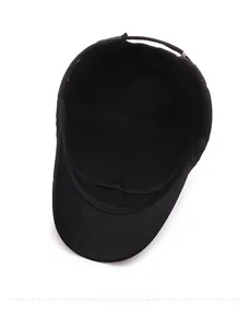 Vue détaillée de l'intérieur de la casquette plate noire avec coutures et sangle réglable
