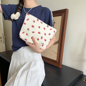 Détail du sac en velours côtelé imprimé fraise montrant la texture et les coutures