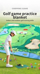 Detalle de alfombra de golf con zonas de puntuación y bolas para práctica exterior