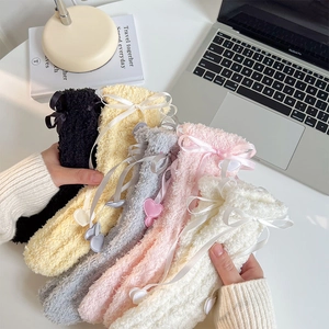 Détail de cinq paires de chaussettes en polaire corail avec nœuds et pendentifs
