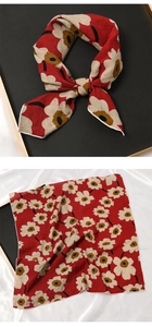 Vue détaillée du foulard en coton-lin rouge avec de grands motifs de fleurs blanches