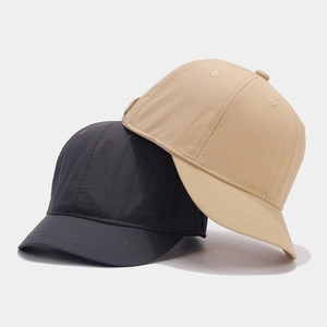Short brim baseball cap in black and khaki made of breathable quick-dry fabric