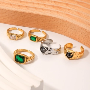 Retro emerald rings in 18k gold-plated stainless steel with adjustable open design