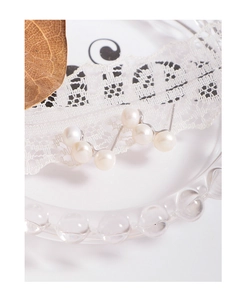 Vue détaillée de boucles d'oreilles vagues en argent S925 avec trois perles blanches