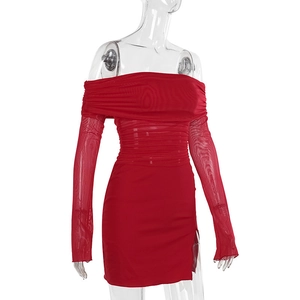 Detailansicht des roten Off-Shoulder-Netzkleids mit Seitenschlitz und geraffter Textur