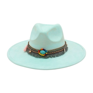 Dettaglio cappello fedora verde menta con fascia in stile boho e pietra turchese