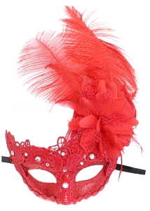 Dettaglio della maschera di piume rosse con pizzo intricato e strass scintillanti
