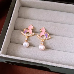 Orecchini a cavallo a dondolo placcati oro 18K con smalto rosa, cristalli e perle