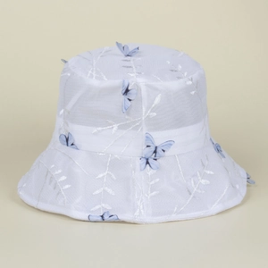 Détail d'un chapeau bob en dentelle blanche avec broderies et papillons 3D bleus