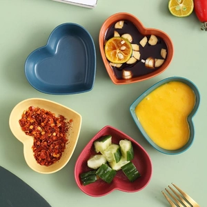 Eco-friendly heart-shaped wheat straw seasoning dishes in assorted colors for kitchen use