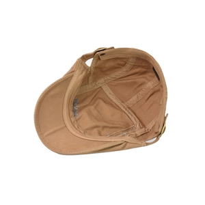 Détail de l'intérieur d'une casquette en coton avec boucle réglable et finitions soignées