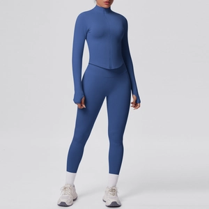 Dettaglio del set yoga blu nebbia con top zip a collo alto e leggings a vita alta